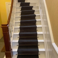 trappe med tæppeløber